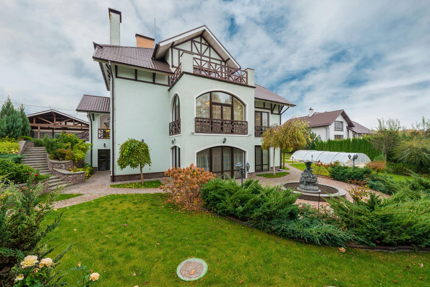 House with a beautiful and well-kept garden